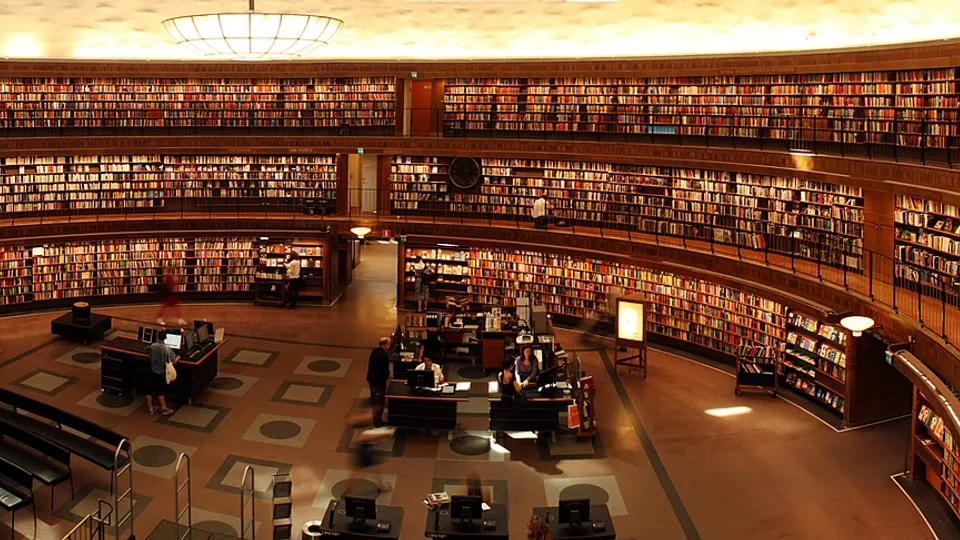 Bokhyllor med inbundna böcker i ett bibliotek